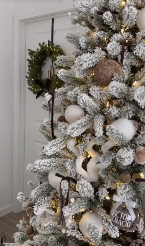 Détail des boules, rubans et branches floquées du sapin de Noël