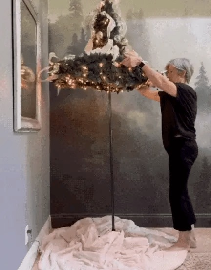 Dépliage du sapin avec lumières LED déjà installées