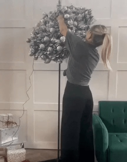 Sapin floqué en cours de dépliage