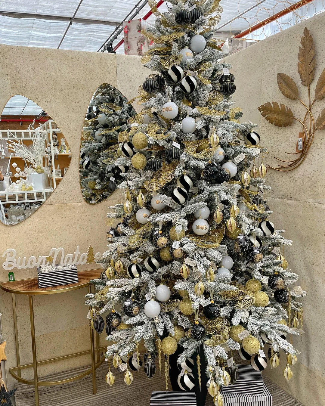 Sapin or décoré de boules noires et dorées